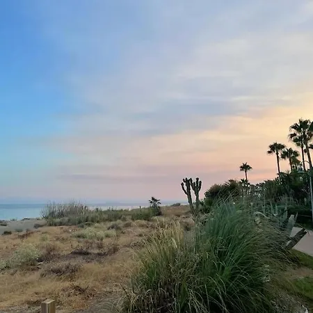 4 Bedroom Townhouse 200 Meters From The Beach!