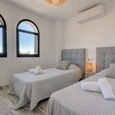 4 Bedroom Townhouse 200 Meters From The Beach! Estepona