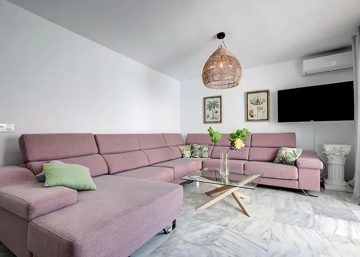 4 Bedroom Townhouse 200 Meters From The Beach! 埃斯特波纳