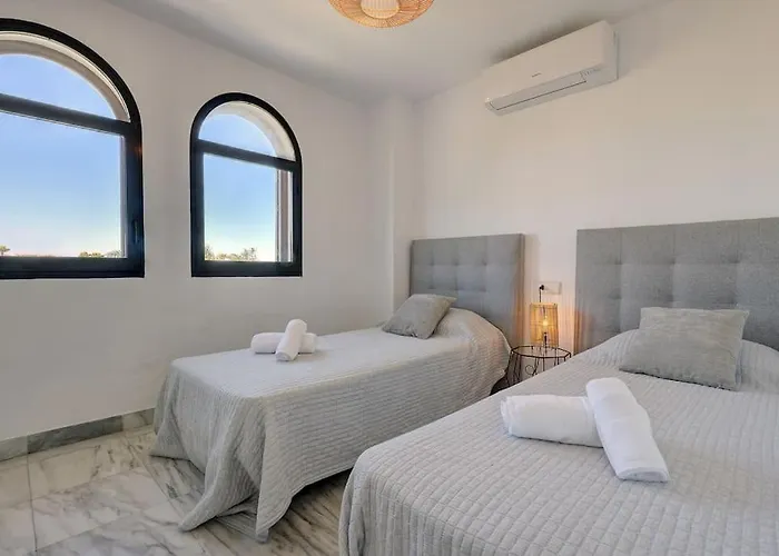 4 Bedroom Townhouse 200 Meters From The Beach! Estepona