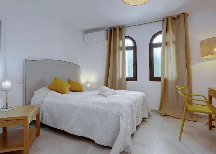 4 Bedroom Townhouse 200 Meters From The Beach! Apartment Estepona