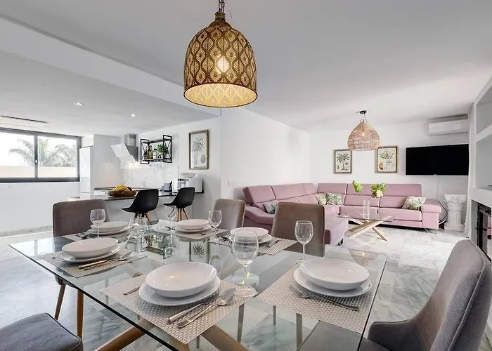 4 Bedroom Townhouse 200 Meters From The Beach! 埃斯特波纳