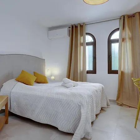 4 Bedroom Townhouse 200 Meters From The Beach! Apartament Estepona