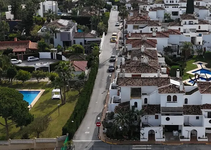 Lägenhet 4 Bedroom Townhouse 200 Meters From The Beach! Estepona